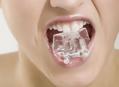 嚼冰块对牙齿会有伤害吗插图