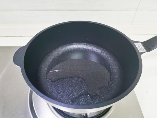 WHY落进平底锅的水珠会在油上面来回滚动插图