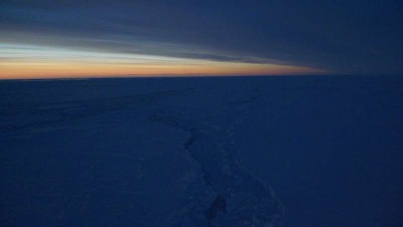 南极经历罕见的日全食插图